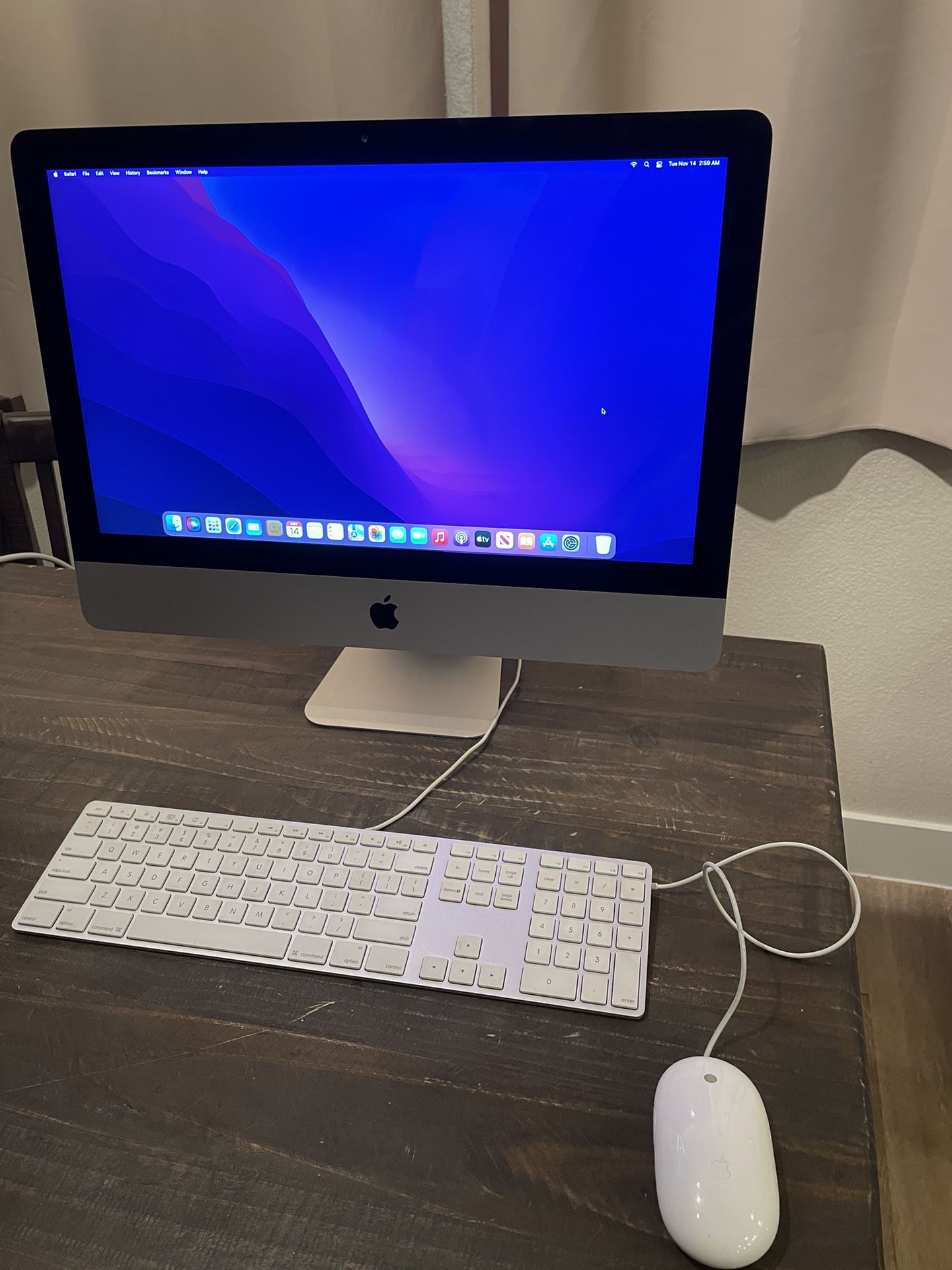 2015 Apple iMac All In One 21.5-inch Screen 8gb Ram 256gb Ssd. Works Great. Comes With  Apple Wired Keyboard And Mouse 