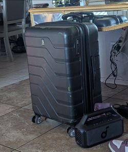 Maleta mediana $40 en mesa por la Main St y la Gilbert rd