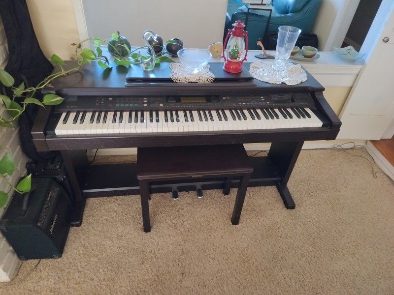 Piano-Electric Yamaha Clavinova