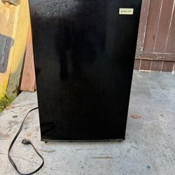Magic Chef Mini fridge 2.4 CU. FT (Black)