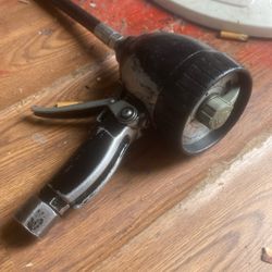 Mechanical fluid dispenser