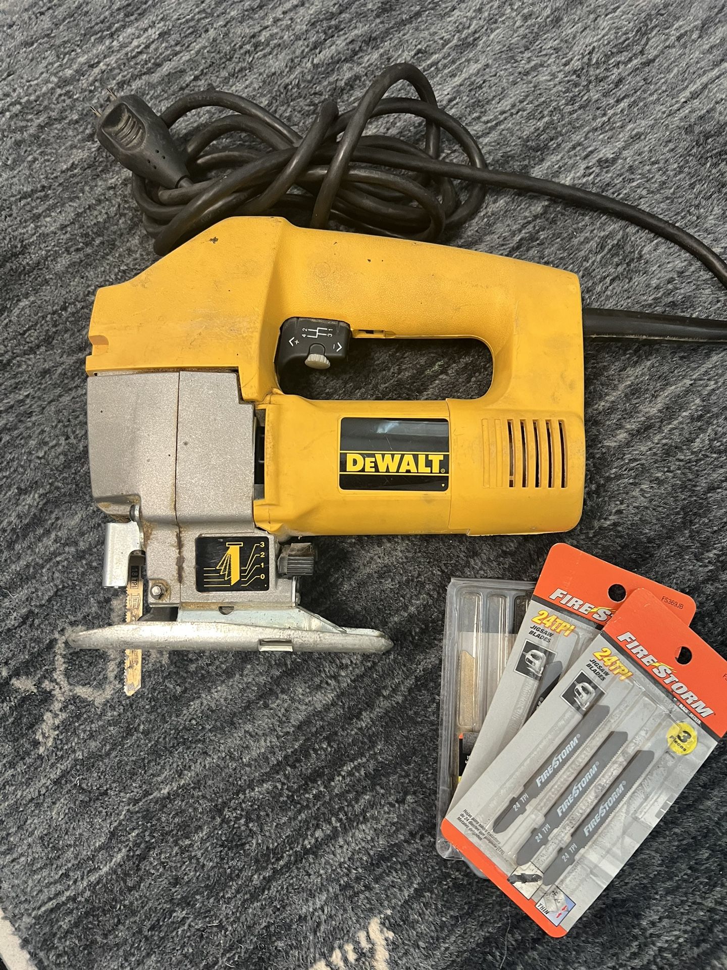 DeWalt Jigsaw w/blades