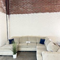 Ashley’s Biege Sectional Couch! (FREE DELIVERY 🚚)