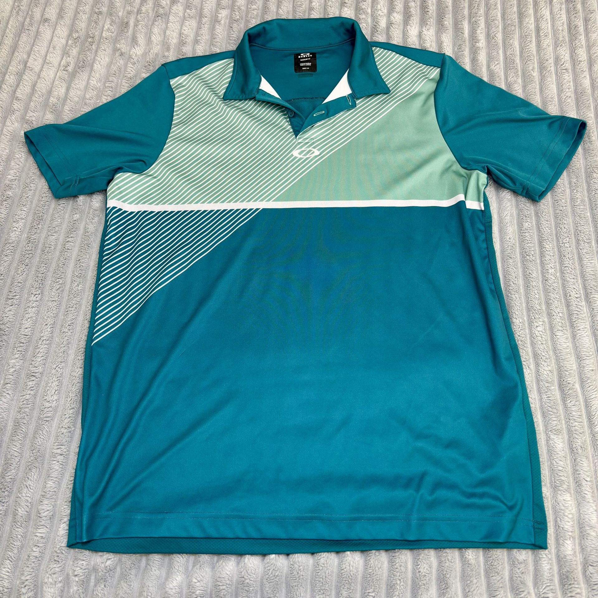 Oakley regular fit men’s golf polo no size tag Looks like a Medium