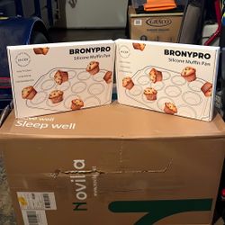 Silicone Muffin Pans ( 2 )