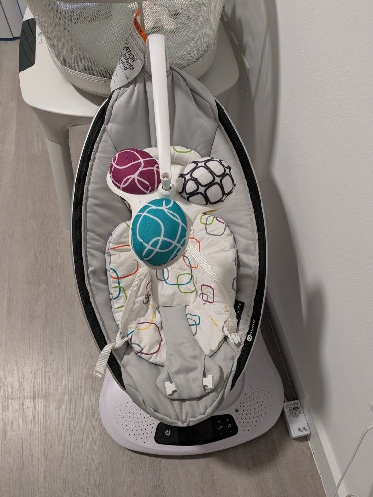 Two for one deal 4moms Bassinet/4moms Mamaroo Swing