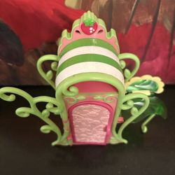 2009 Authentic Strawberry Shortcake Berry Armoire with folding Vanity Hasbro EUC