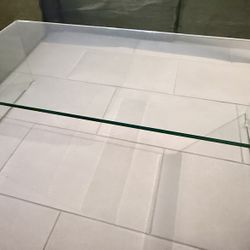 Modern Glass Coffee Table – Elegancia y Estilo Minimalista en Excelente estado. 