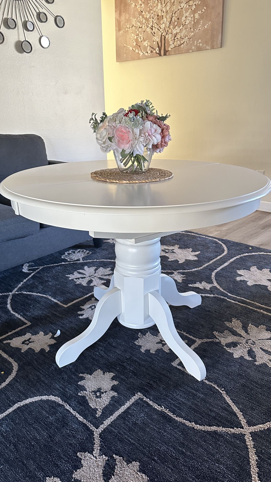White Round Pedestal Dining Table – Like New