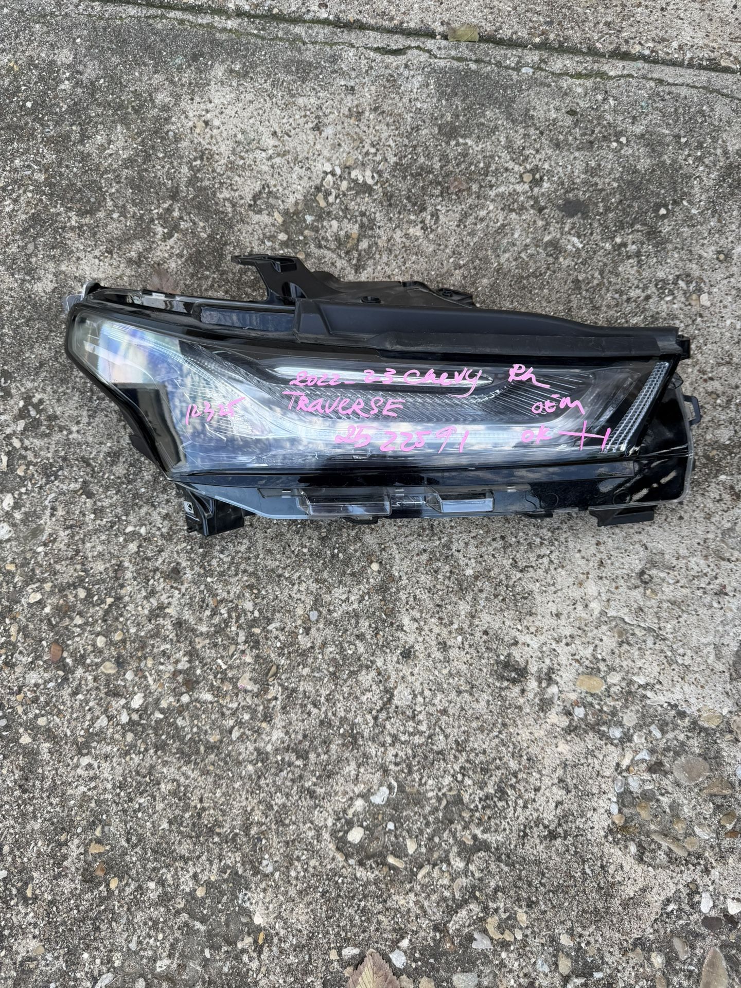 2022 Chevy Traverse Right Headlight