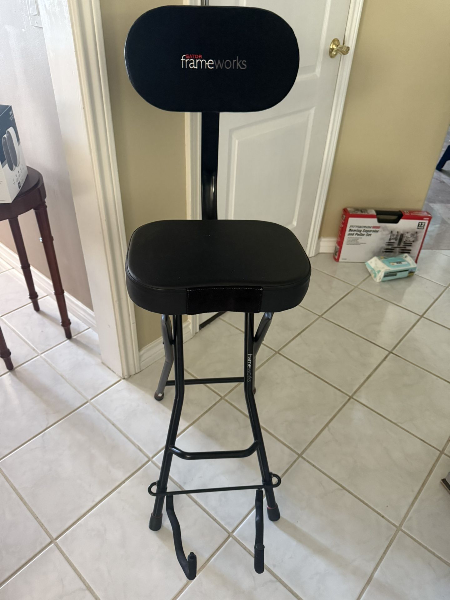 Gator Frameworks Guitar Stool With Integrated Guitar Stand