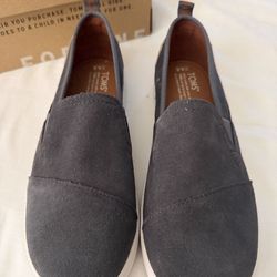 New TOMS  youth Avalon castle grey suede/plaid size 4.5
