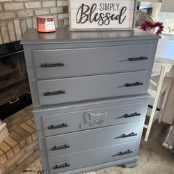 ✨✨GORGEOUS GRAY TALL SOLID WOOD OLDER 5 DRAWER DRESSER 