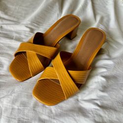 Chinese Laundry Luna yellow block heel mule sandals (Size 8)