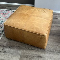 Ottoman/Pouf 