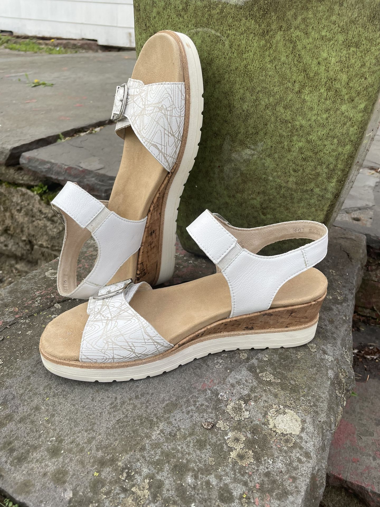 REMONTE by RIEKER Women's WHITE Ankle Strap BUCKLE WEDGE HEEL SANDALS 40