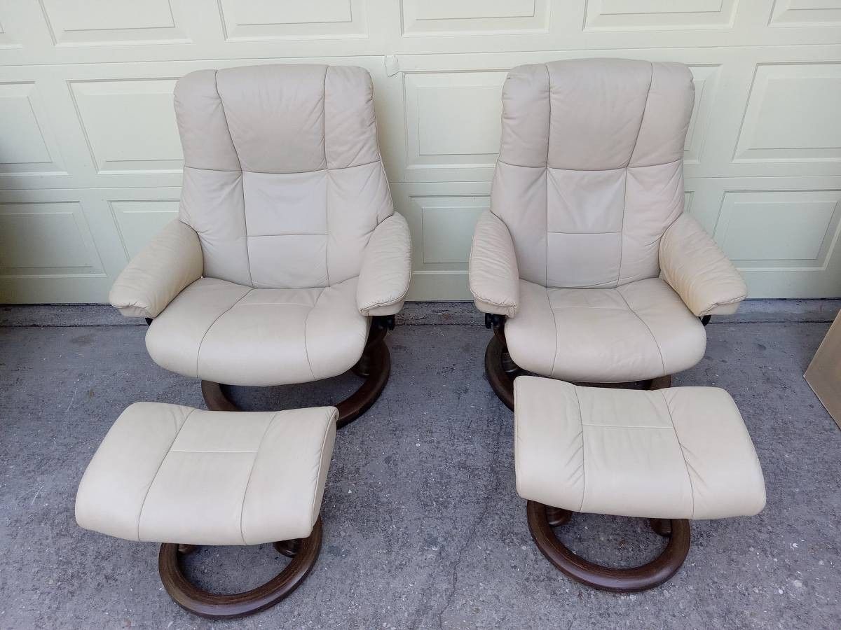 PAIR EKORNES STRESSLESS RECLINER CHAIRS AND OTTOMANS