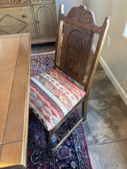 Beautiful Table and 4 Chairs.
