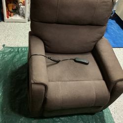Moto motion power lift chair like new condition multiple heights, easy to work remote control, large side pocket for belongings, long power cord, abso