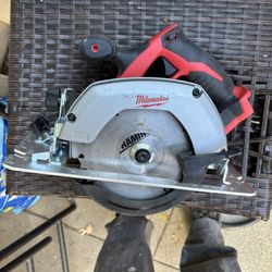 Milwaukee M18 18V Lithium-Ion Cordless 6-1/2 in. Circular Saw (Tool-Only)