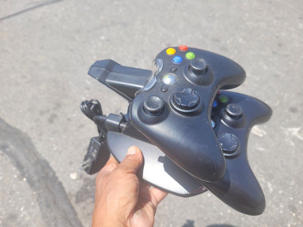 2 XBOX 360 REMOTE CONTROLLER MICROSOFT ORIGINAL BLACK WITH RECHARGEABLE BATTERY AN CHARGER BASE Electronics & Media