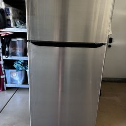 LG Refrigerator (no scratches or dents)