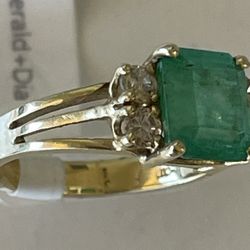 14ky Emerald ring Set In Yellow Gold 