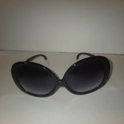 Torrid Black Oversized Rounded Square Frame Retro Sunglasses with Smoke Lenses. 