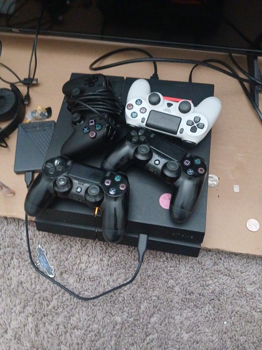 Ps4 For Sale With 4 Controls