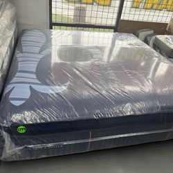 KING SIZE STEARNS & FOSTER RESERVE PILLOW TOP MATTRESS & BOX SPRINGS BED SET