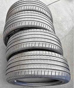 235/45/18 vendo un set de llantas marca Michelin con un 80% de vida las 4 llantas
