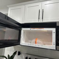 Whirlpool Set Of Refrigerator, Microwave, Oven And Dishwasher. 