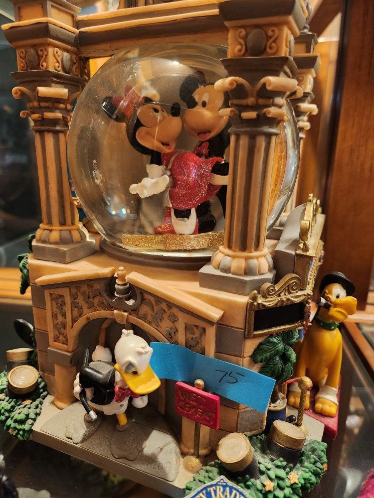 DISNEY COLLECTIBLES 