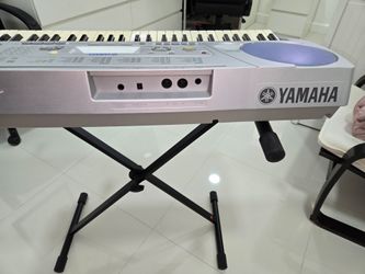 Yamaha keyboard and stand