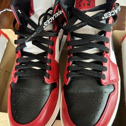 Air Jordan 1 Mids Black Toe Size 9.5 $110