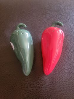 Hot Chili Peppers Salt & Pepper Shakers Vintage USA Treasure Craft Red & Green and Red Serving  Dish