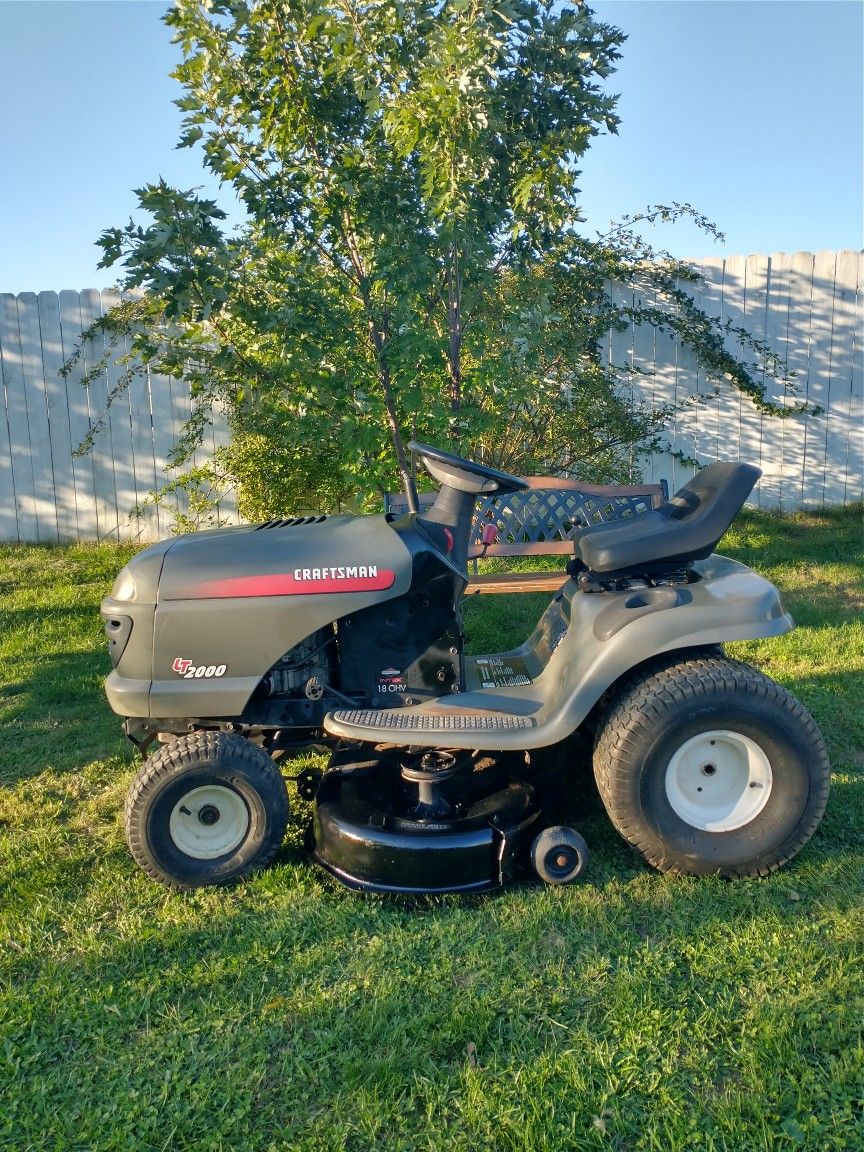 Craftman LT2000 Riding Tractor 18 Horse Power Briggs Stratton Engine Works Great. 6 Speed Transmission.