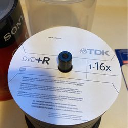 DVD R and CD R 