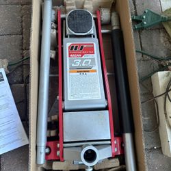 New In Box 3000 Lb Car Jack Never Used 