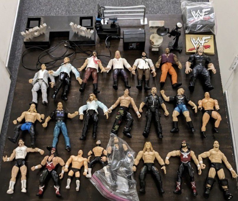 29 Nostalgia WWF WCW Used Action Figures With 70 Accessories & WCW Ring Plus More