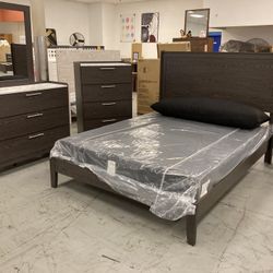 New Queen Bedroom Group