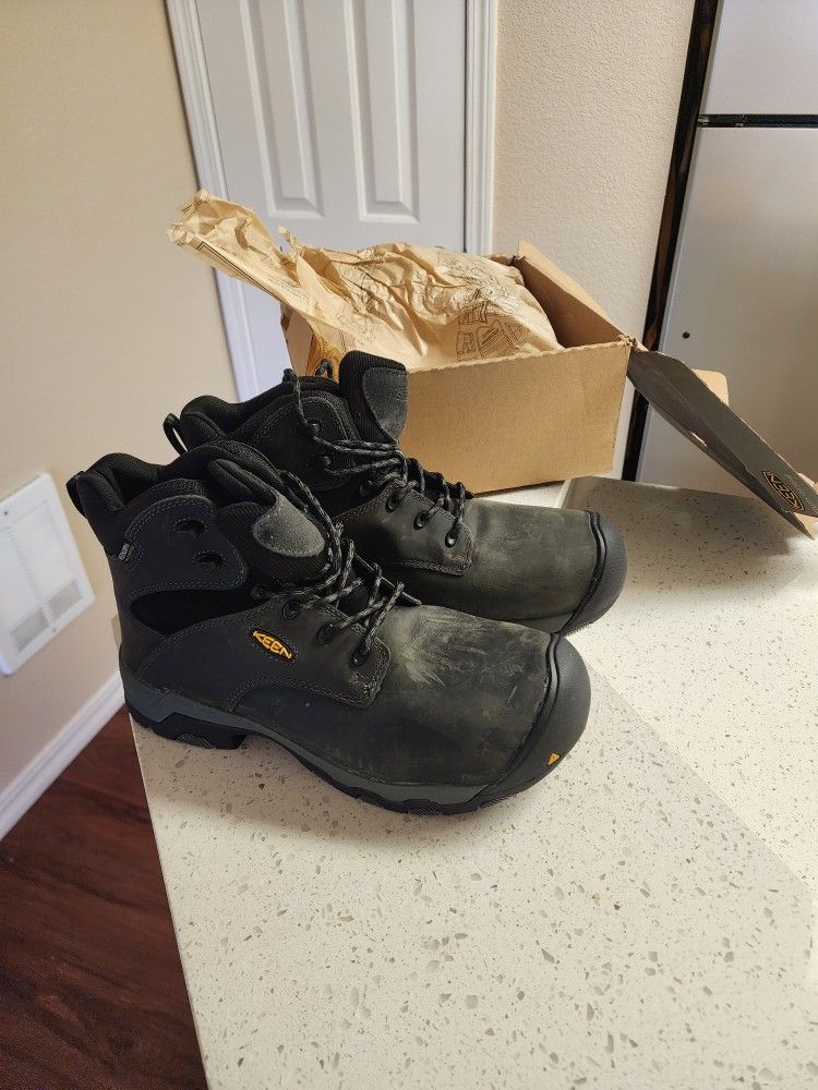NEW Keen Women's Hiking Boots Size 10