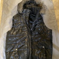 rue 21, Puffer Vest with pockets, and detachable hood. Size-L, Color-Black.