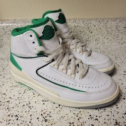 Lightly Worn! Size 4y! Jordan Retro 2! 