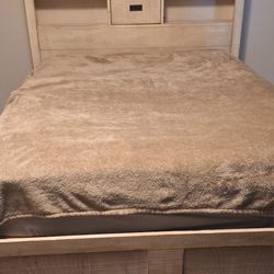 Captain Bed w/4 Drawers