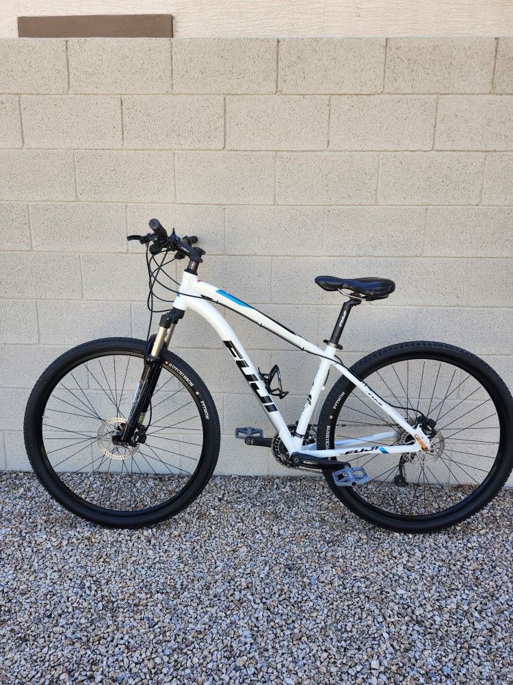 FUJI NEVADA 29 ER MOUNTAIN BIKE LIKE NEW ( CHECK MY OTHER BIKES)