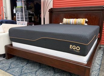 Like new 14” memory foam hybrid KING size mattress ONLY