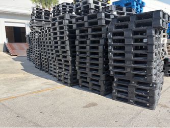 Heavy duty, Plastic pallets - 200 available