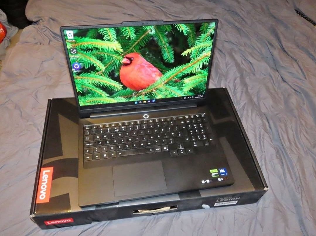 Lenovo Legion Pro 7i Gen10 RTX 5090 Ultra 9 275HX 64GB RAM 1TB SSD OLED 240Hz