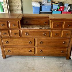 Broyhill Solid Wood Dresser / Buffet / Sideboard – 10 Drawers, Cedar Lined, Granite Inlay – Like New